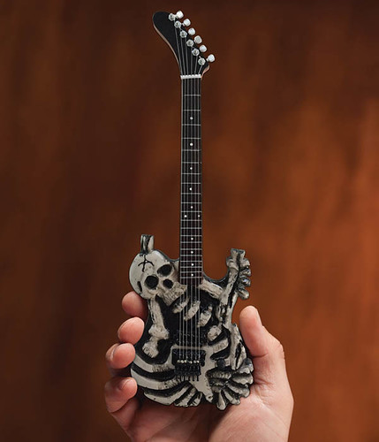 GEORGE LYNCH DOKKEN SKULL & BONES MINI GUITAR